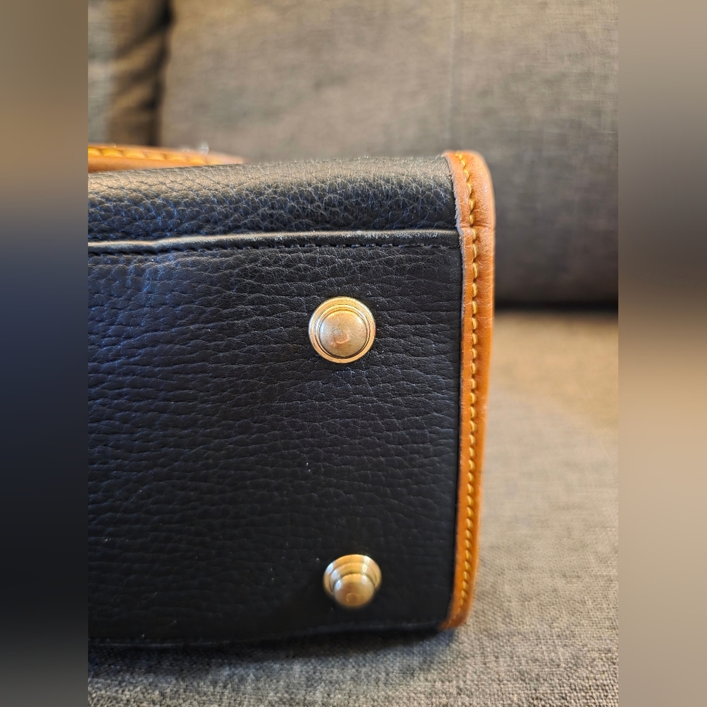 Dooney & Bourke R212 ‘All Weather’ Black-tan Cross-body Zip-top Satchel Handbag - Picture 5 of 12